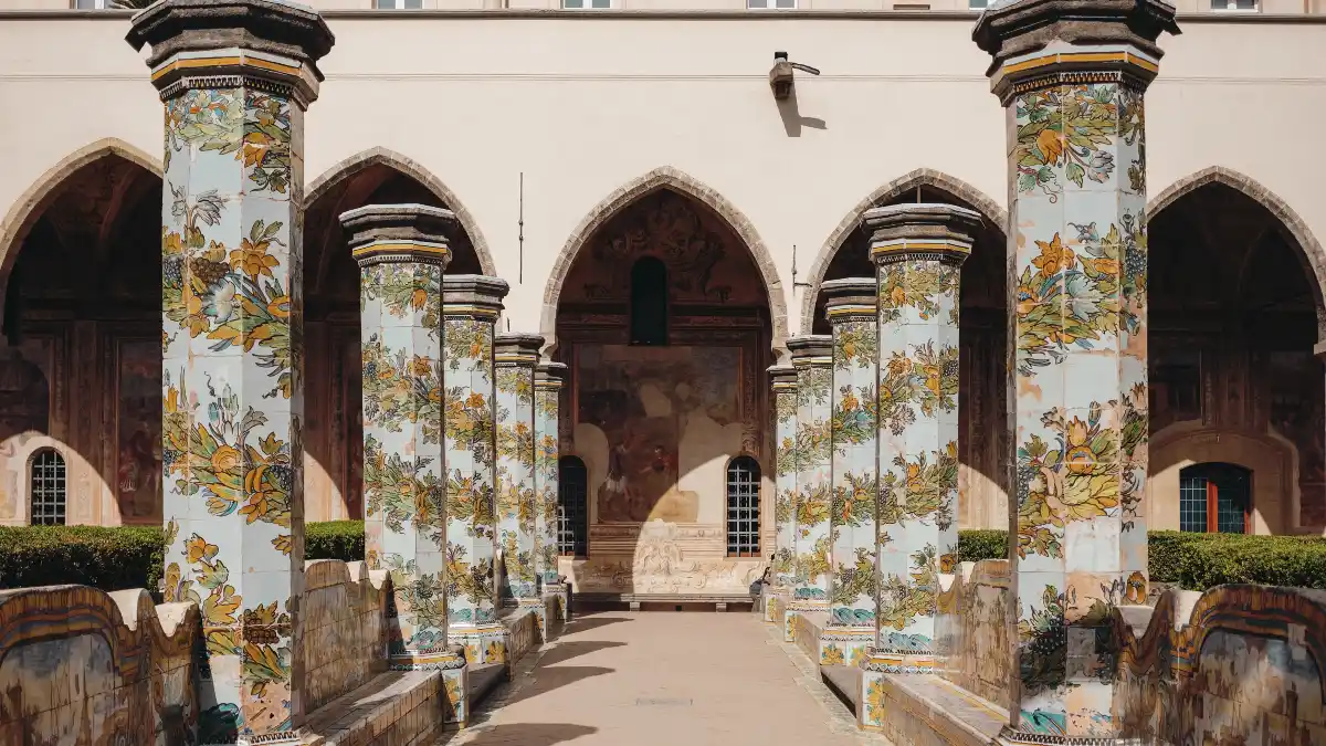 "Castlecore" Aesthetic Ideas – Medieval Meets Modern (Velvet, Arches & Moody Tones)