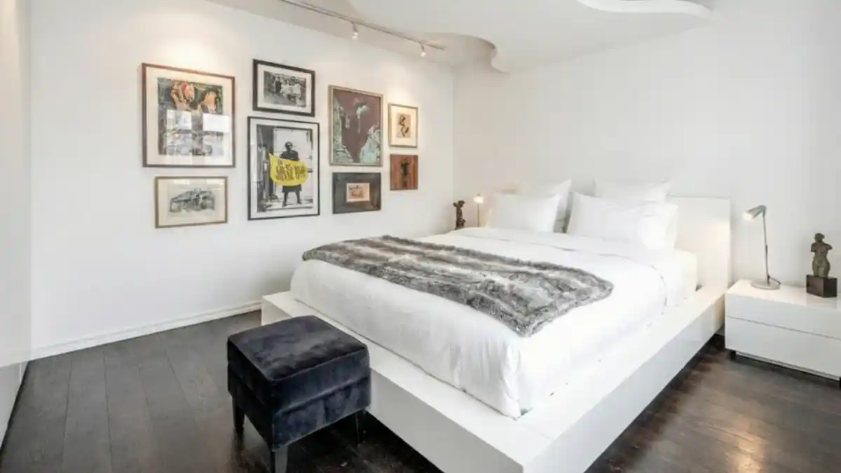 Eclectic Monochrome Gallery Lounge – Curating High-End Art in Small Spaces