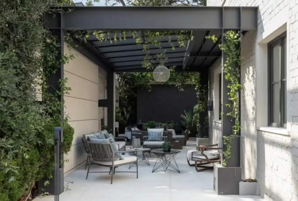 Modern Resort Plunge Pool and Lounge – A Five-Star Side Yard Retreat