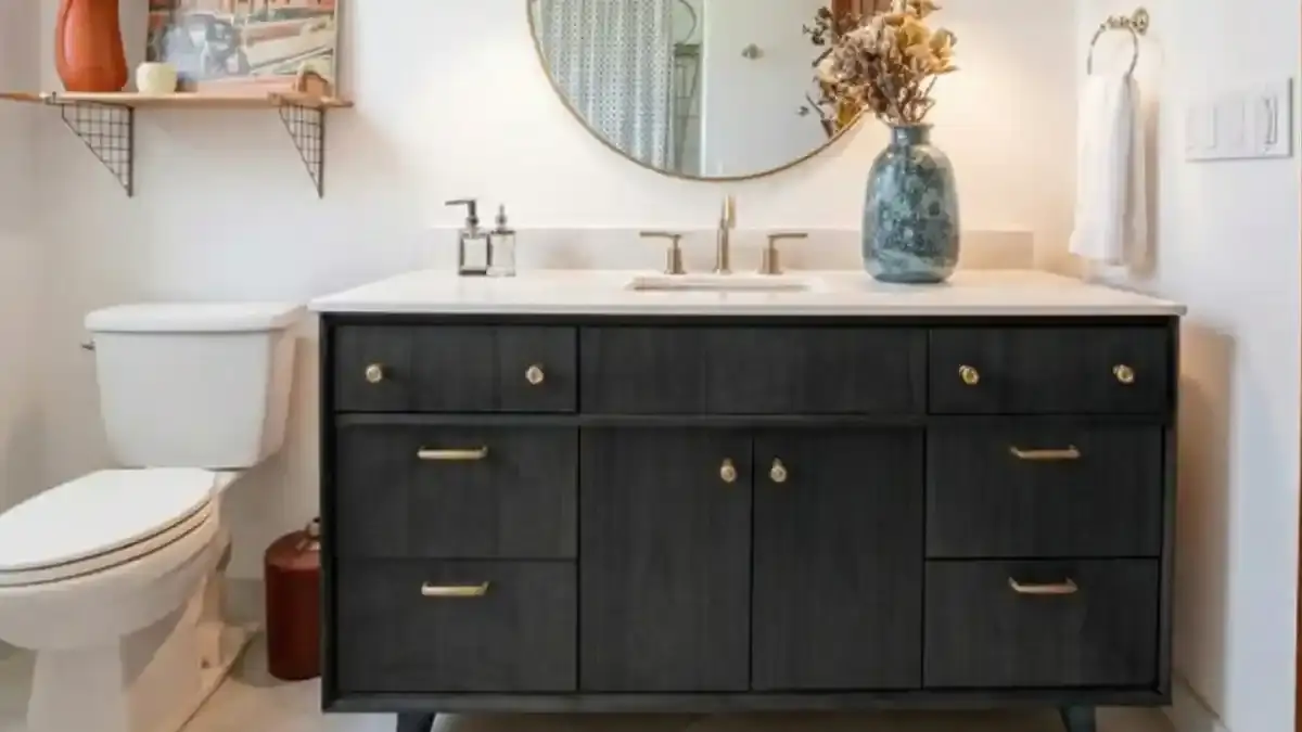 22 Bathroom Vanity Makeovers – Paint Color Ideas for Dated Oak Cabinets