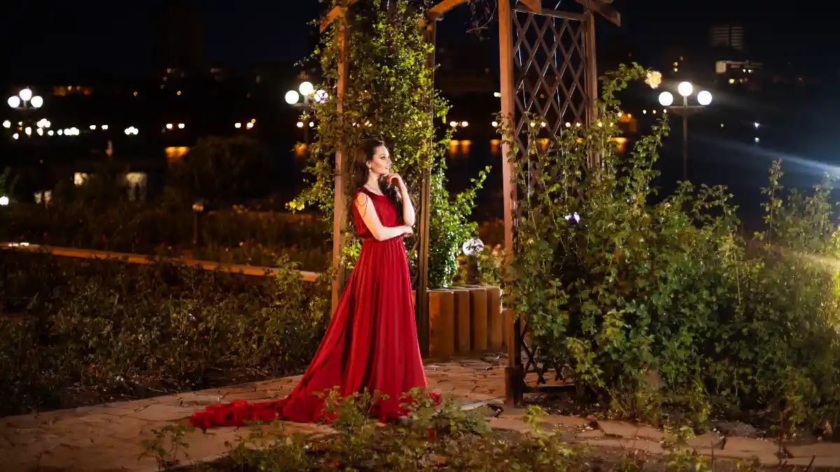 19 “Moon Garden” Ideas – White Flowers and Silver Foliage that Glow at Night.