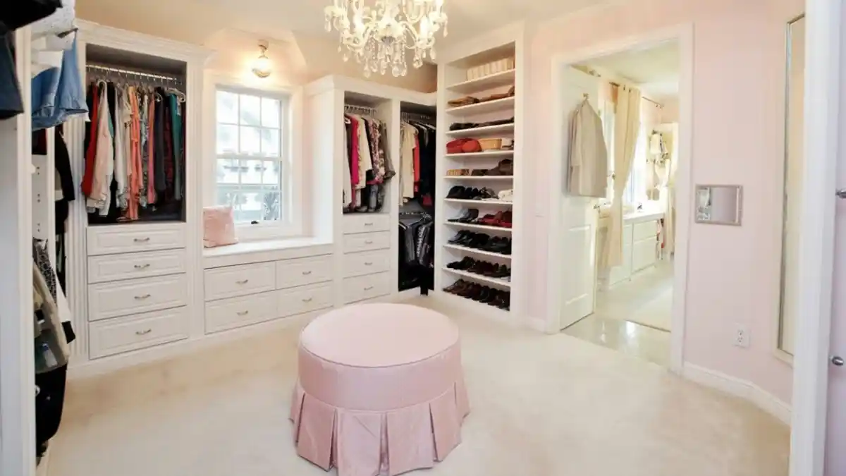 Soft Blush & Crystal Luxury Walk-In – A Spacious Canvas for the Ultimate Cloffice Retreat