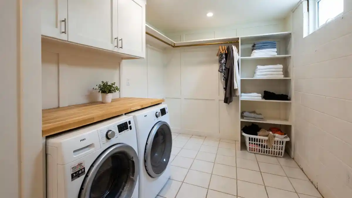 Wood Laundry Haven – Turning Cinder Blocks into Chic Design