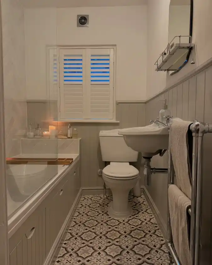 Greige & Patterned Petit Spa – Small Bathroom Mastery with Vertical Texture
